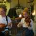 All'interno di una locanda dei musicisti intrattengono i clienti
