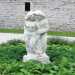 Una delle numerose statue poste all'interno degli ampi parchi della citt