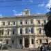La Camera di Commercio di Bari, elegantemente abbellita da un orologio posto al centro dell'edificio.Il palazzo  stato costruito tra il 1881 e il 1886