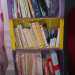 La libreria costruita dai ragazzi utilizzando delle semplici cassette di frutta