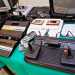 In basso a destra si riconosce un esemplare di console Atari, risalente agli anni 70