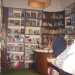 Una panoramica della piccola libreria colma di testi di ogni genere 