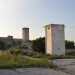 Ed ecco che, quasi nascosta da una grande cabina di trasformazione elettrica, scorgiamo la masseria