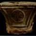 Il capitello della prima met del secolo X che riporta scolpito il monogramma del funzionario bizantino Leone patrizio e ospitato ora nel Museo Nicolaiano