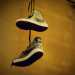 Le scarpe appese in via Dante viste da vicino: si tratta di sneakers grigie