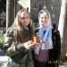 Natalia Semjonova e la sua amica Nadia Harlamova, mostrano la piantina di quercia elegante nel giardino della Chiesa Russa di Bari