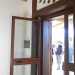 L'ingresso della casa di paglia