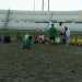 La squadra riunita a centrocampo. Sullo sfondo le tribune dello stadio della Vittoria
