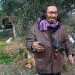 Piero non vuole mostrarci linterno della vecchia casa in cui si  accampato, se ne vergogna, cos rimaniamo nel giardino allesterno, popolato dai suoi inseparabili cani