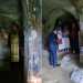 Alcuni pellegrini russi nella chiesa di Santa Margherita durante i festeggiamenti per San Nicola