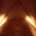 ...con la volta gotica a crociera e arco acuto e i costoloni delle quattro unghie che insistono su sottili colonne e capitello con volute