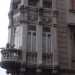 Lo spettacolare balcone angolare del palazzo Borrelli, a bovindo, sporge su via Capruzzi: sembra la guglia della prua di una nave che solca il mare tuffandosi nel maestrale che spira sulla citt