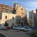 Il nostro percorso parte dalla banchina, il grande piazzale antistante il Castello Normanno Svevo oggi adibito a parcheggio. Qui si affaccia la chiesa di Santa Chiara, che si presenta con la sua facciata cuspidata in pietra non imbiancata come prevede il sobrio stile francescano