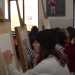 Alcuni studenti durante la lezione di anatomia artistica. I cavalletti da disegno sono troppo vicini l'uno all'altro e i ragazzi non hanno neanche lo spazio per  lavorare