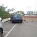 Durante le ore pi trafficate molte auto aggirano il blocco rasentando il bordo del marciapiede 