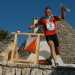 Un atleta di orienteering raggiunge un punto di controllo durante una corsa nel centro storico di Alberobello
