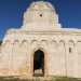 Il primo edificio che ammiriamo  la chiesa di San Felice, risalente allXI secolo: si tratta di uno degli esempi pi antichi di romanico con struttura a cupola in Puglia. E una struttura in tufo che il sole accende di sfumature dorate
