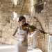 Nella torre echeggiano le note di un violino suonato da una giovane artista