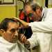 Mentre fa la barba a un cliente Felice Capogna ci racconta di quando il barbiere aveva anche il compito di cavare i denti