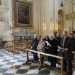 Inizia la messa: all'interno della chiesa solo una dozzina di fedeli