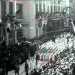 I fascisti che sfilano nel 1929 tra due ali di folla in via Sparano, all'altezza della chiesa di San Ferdinando
