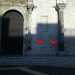 Il portone centrale delle Basilica di San Nicola: accanto al toro di destra  inciso il braccio lineare (indicato dalle frecce)