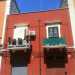 Palazzina storica a un solo piano, color aragosta e con finestre a porta verde presente nel quartiere Madonnella