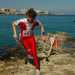 Un giovane atleta, dopo aver marcato il cartellino nei pressi della lanterna,  riparte velocemente per raggiungerne un'altra. La gara si svolge sulla costa