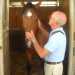 Luigi Vacca ed il suo cavallo Big Luciano che, pur essendo grande e grosso, ha paura delle galline