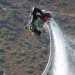 Il flyboarder in aria esegue un back flip, ovvero un salto mortale all'indietro