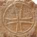 Una lastra con la tipica croce templare presente nella sala molfettese