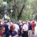 I pensionati di piazza Garibaldi assistono al gioco 