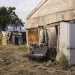 Una casa di campagna diroccata riutilizzata come accampamento