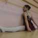 Ballerina durante un esercizio di stretching per l'apertura delle gambe