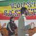 Ragazzi rastafariani intenti a suonare percussioni