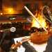 Violinista che suona una melodia popolare davanti al fuoco