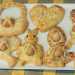 Alcune varianti: al posto della classica ciambella si trovano spesso dolci che ricordano altre forme come coniglietti, cestini, cuori e colombe