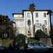 Sbuchiamo quindi nel pi moderno corso XXV Aprile. Qui spunta un'elegante villa in stile liberty:  la biblioteca comunale, che tra i tanti volumi ospita anche un archivio dedicato al poeta Vittorio Sereni