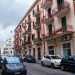 Ci immergiamo su via Dalmazia. Qui il panorama cambia: i monumentali palazzoni lasciano il posto ad antiche e basse case color pastello con balconcini e persiani verdi.  Le abitazioni sono comunque tutte in buonissimo stato, evidentemente ristrutturate