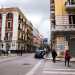 Sempre circondati dai bei palazzi depoca oltrepassiamo un noto pub cittadino 