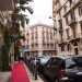 ...dallaltra si stagliano eleganti e lussuosi palazzi e negozi, come la storica pasticceria Boccia, operosa dagli anni 30