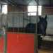 Un cavallo nero ci osserva dalla stalla
