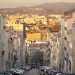 Decidiamo di raggiungere il versante estremo di quai de Rive Neuve, quello che ci conduce sullalta collina che ospita a 162 metri di altezza la basilica di Notre-Dame de la Garde