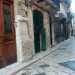 A Bari vecchia, in via Roberto il Guiscardo 3, si trova un anonimo locale con un portone di legno di colore verde. Se si ha per avete la fortuna di trovare la porta aperta e di sbirciare allinterno, quello che apparir ai vostri occhi sar un vero e proprio mondo fatto di moto e auto depoca