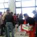 ... e si stringono intorno alla mercanzia non appena l'asta ha inizio