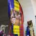 ...ci sono bandierine della Romania, manifesti pubblicitari in lingua appesi al muro e teste di animali selvatici imbalsamate
