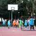 Appena arrivati notiamo subito che sono in corso due partite. Nella prima, che si svolge in una met del campo da basket della chiesa, bambini e bambine dai 5 ai 7 anni stanno giocano tutti sorridenti istruiti dal loro allenatore