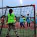 Un bambino, davanti al portiere, intento a battere un rigore
