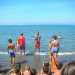 Due bagnini in spiaggia informano la gente sulla sicurezza balneare 