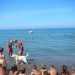 Due bagnini in spiaggia con un cane da salvataggio 